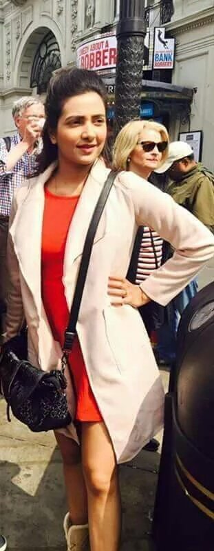 Subhashree_Fc's tweet photo. #picshoot between the shots . our darlinggg @subhashreesotwe is lookingggg cutest . https://t.co/fWecC7Im9L