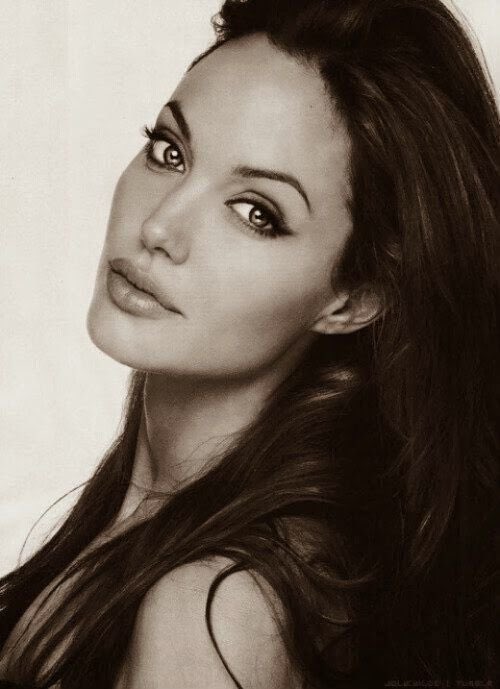 GossipRoomOff's tweet photo. 1 #RT = 1 bon anniversaire à l'actrice Angelina Jolie qui fête aujourd'hui ses 41 ans ! 💫🎂🎉🎈 https://t.co/36G2afUVQk