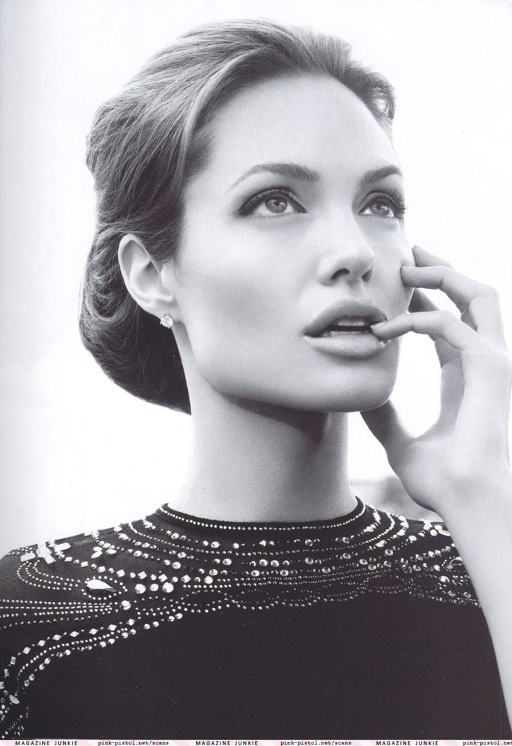 GossipRoomOff's tweet photo. 1 #RT = 1 bon anniversaire à l'actrice Angelina Jolie qui fête aujourd'hui ses 41 ans ! 💫🎂🎉🎈 https://t.co/36G2afUVQk