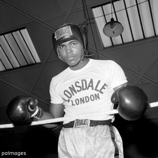 Alamy_Editorial's tweet photo. Former World heavyweight boxing champion Muhammad Ali has died at the age of 74 https://t.co/sJHAZRSHWL https://t.co/mUIWBq1gfN