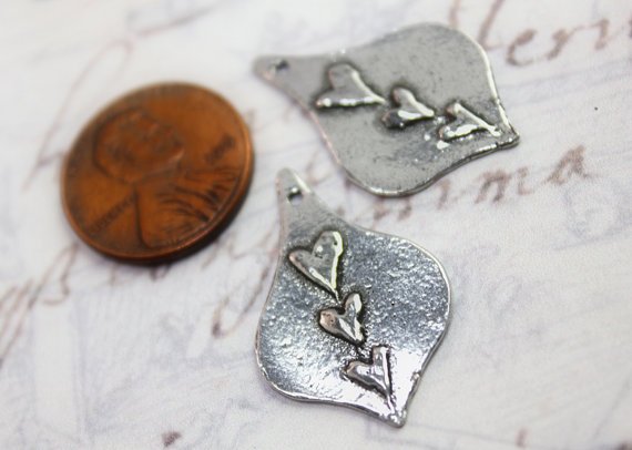 InvicitiJewelry's tweet photo. Antiqued Polished Heart Charms https://t.co/KNID5yNyXL #handmade #inviciti #handmadejewelry #jewelryonetsy #etsy https://t.co/idB4chgV2N
