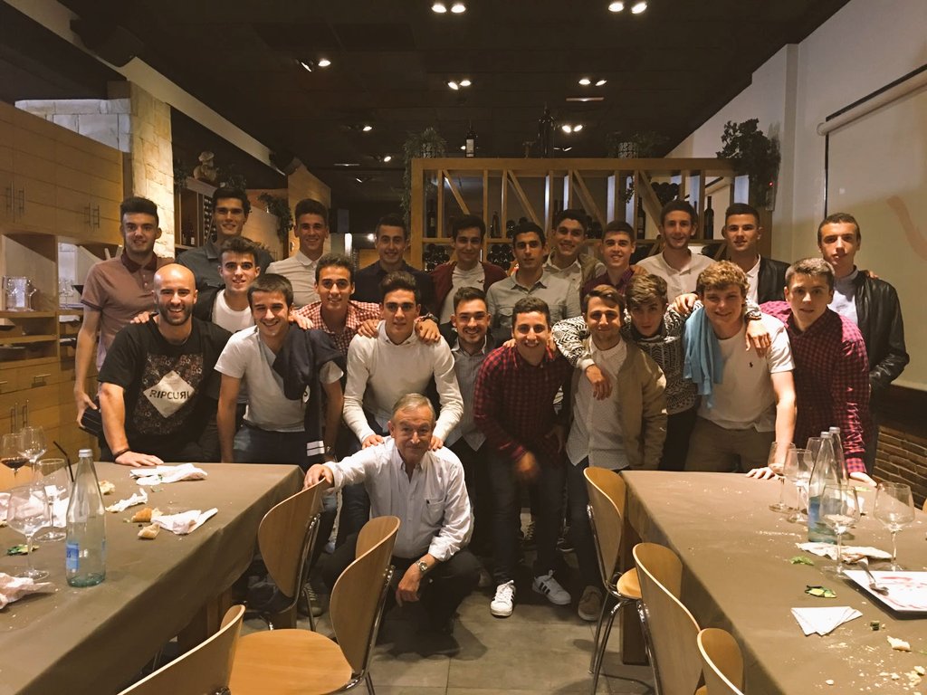 mediavilla10's tweet photo. Un conjunto de personas que se juntaron para formar una familia! Va por vosotros. https://t.co/OSMNyjBb6O
