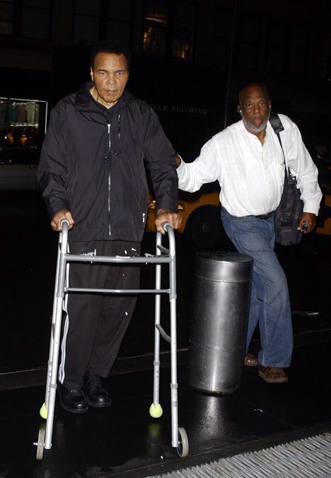 болезнь мухаммеда. мухаммед али последнее фото. мухаммед али болезнь паркинсона. мухаммед али последнее фото. мухаммед али болезнь.