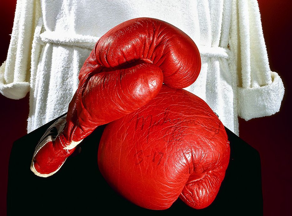 amhistorymuseum's tweet photo. Muhammad Ali's Everlast gloves are currently on display in our "American Stories" exhibition. https://t.co/jgPdhUQrrd