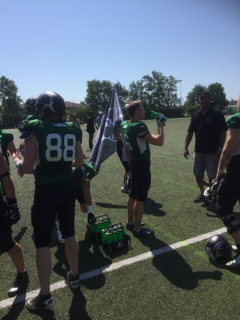 NFStavanger's tweet photo. NFStavanger stiller med erfarne førstehjelpere på amerikansk fotball på Lura Stadion #LuraBulls #VålerengaTrolls https://t.co/7ld0cZnWWk