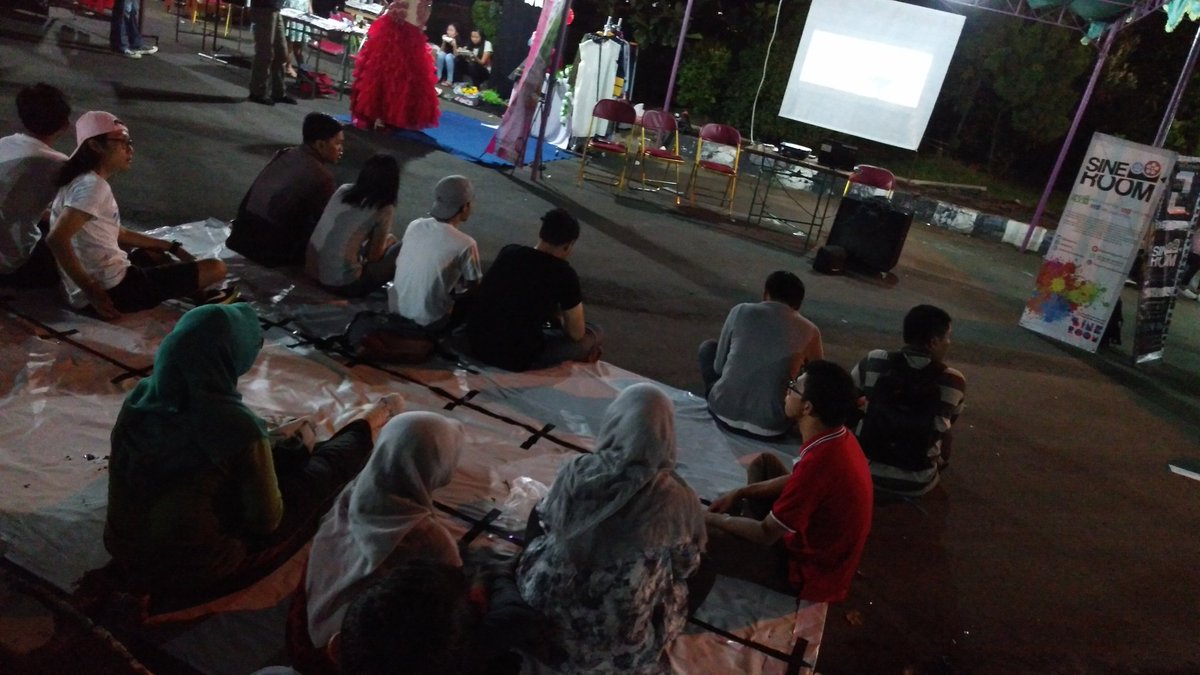 Nah ini jamaah sinema semarang yg lg khusyuk nonton Twaalf Uur Van Semarang di screening corner <a href="/ikiSMG2/">Iki Semarang</a> #ikiSMG2