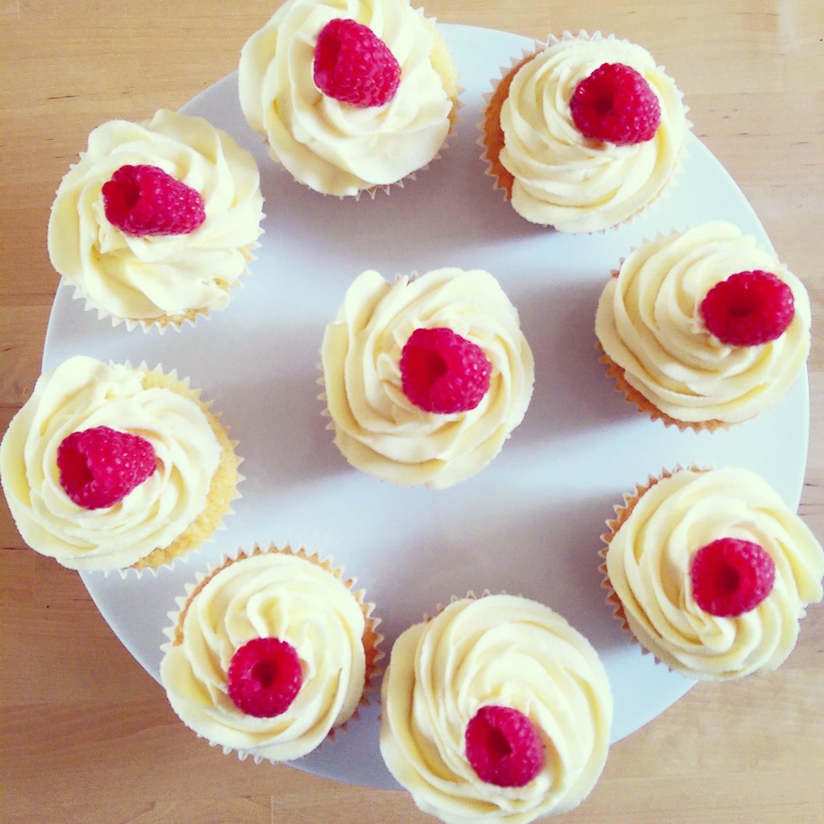 RyanTheCakeGuy's tweet photo. #WhiteChocolate and #Raspberry #Cupcakes https://t.co/pMOB1S3i06