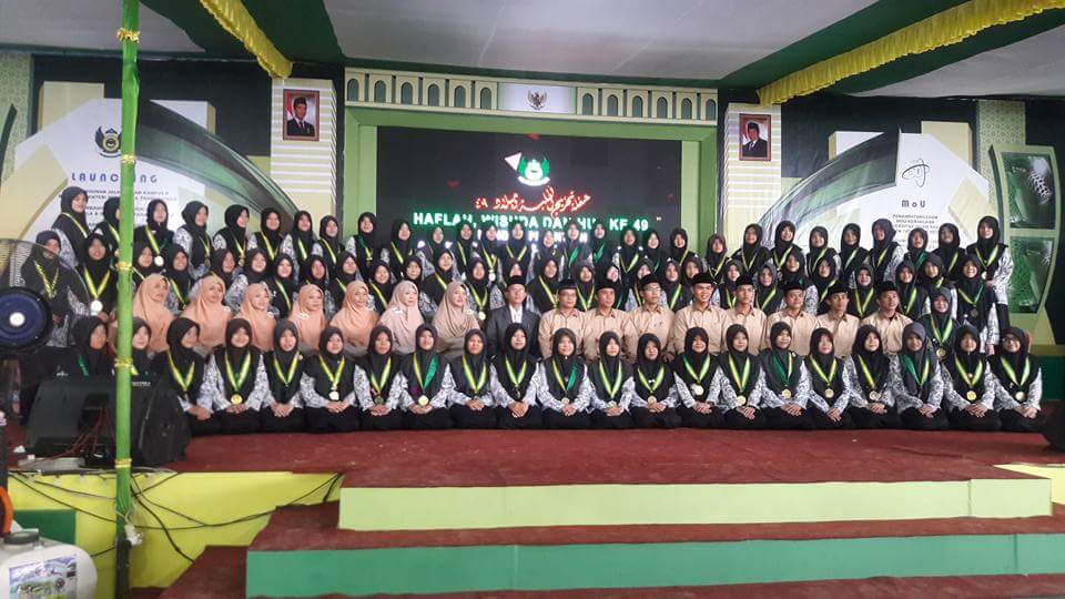 LadyssmartAkst's tweet photo. My graduation day https://t.co/DNhPncG566