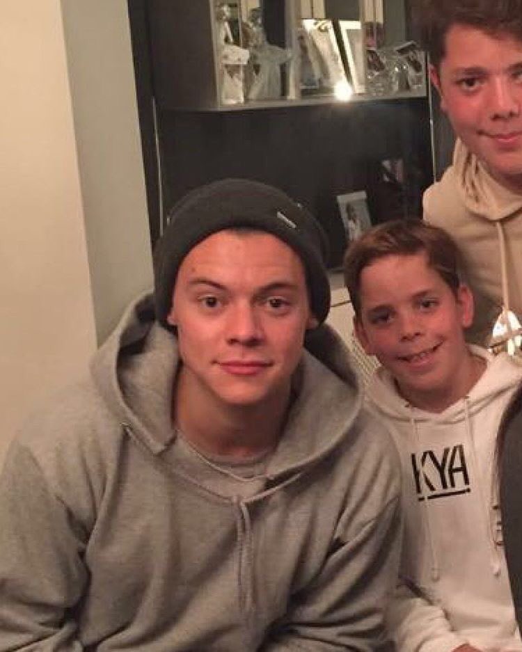 HarryUpdatesGER's tweet image. Harry mit Fans in einem Geschäft in London, UK! (03.06.16)