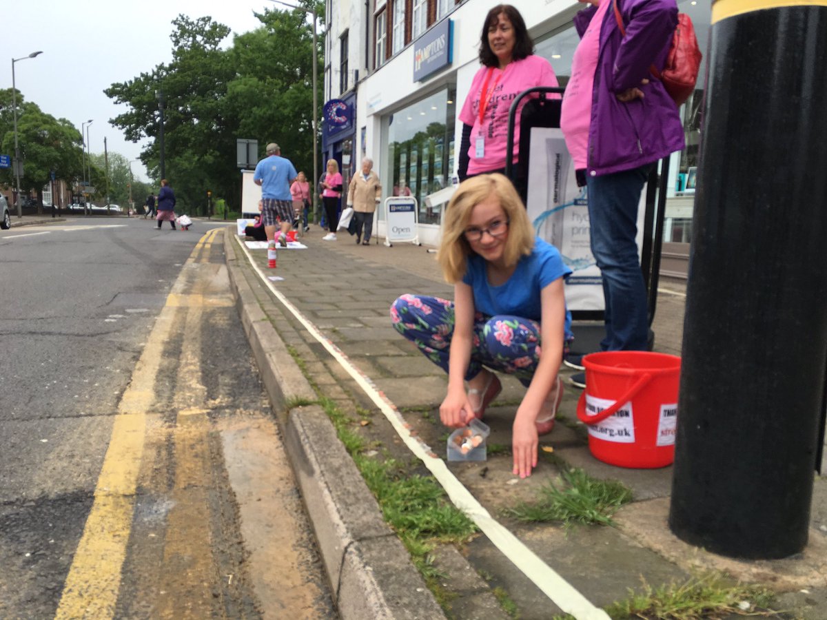 atko73's tweet photo. Girls off to a great start in the #coinrace in #Amersham supporting @StreetKids01 work in Latin America. https://t.co/aE9HGW2i5I