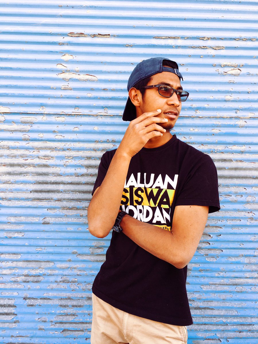 AkramSolihin's tweet photo. uhukzz hipster ke cenggini? 

🤗

#bagichance https://t.co/6ufnOTwaJt