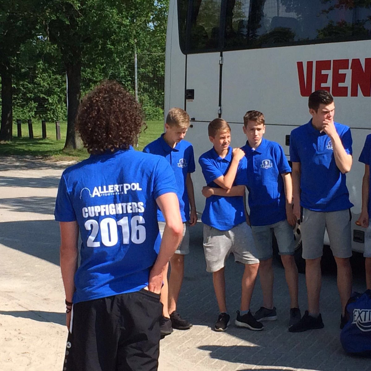 vvBuitenpost's tweet photo. De cupfighters zijn in de bus onderweg naar Joure, C1 en MB1 gehuld in blauw en roze #bekerfinale https://t.co/XpFXFbMEzh
