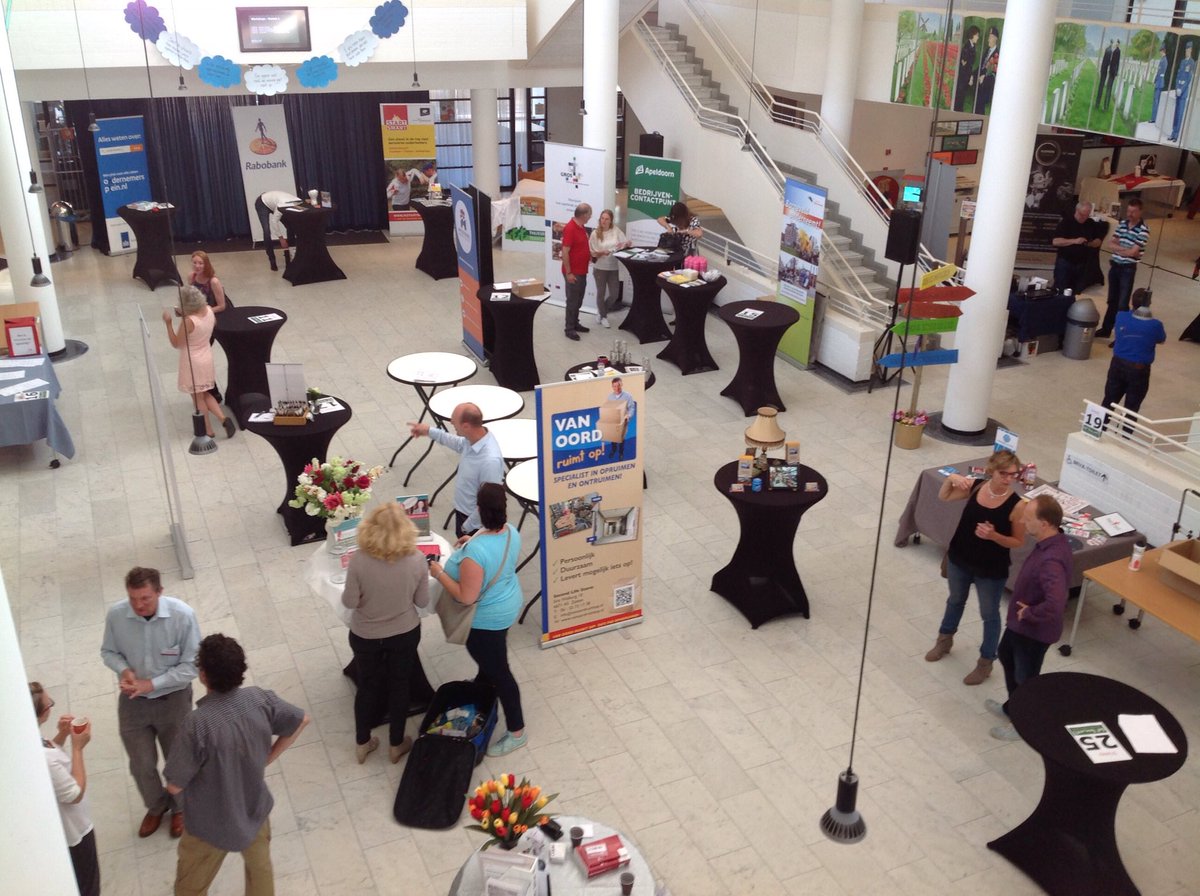 IkStartSmart's tweet image. Standhouders en @IkStartSmart -ers netwerken al volop op deze zonnige dag bij de @SSTbeurs