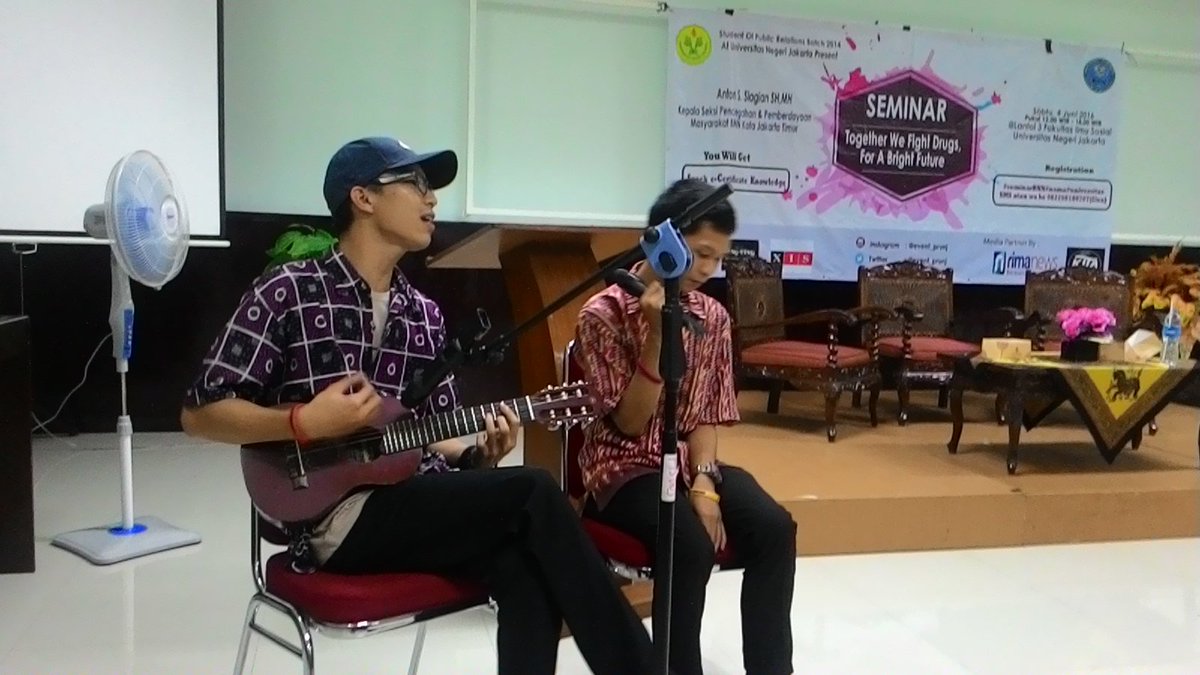 event_prunj's tweet photo. Di penghujung acara kita tutup dengan alunan akustik yuk. Oleh ridha&amp;nadhif🙌 https://t.co/s5rNS4PtfD