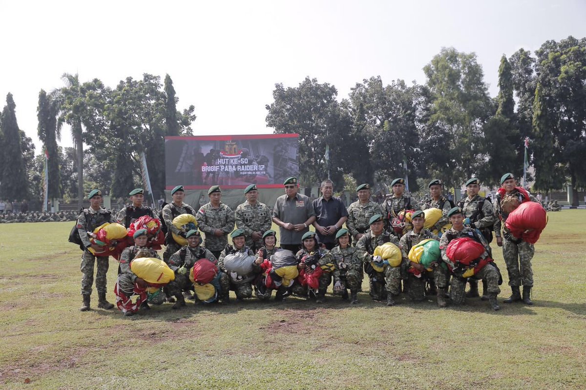 SBYudhoyono's tweet photo. Menghadiri HUT ke-50 Brigade Infanteri Lintas Udara 17/Kujang di Cijantung, Jakarta Timur, Sabtu (4/6). https://t.co/VJLkGqqke7