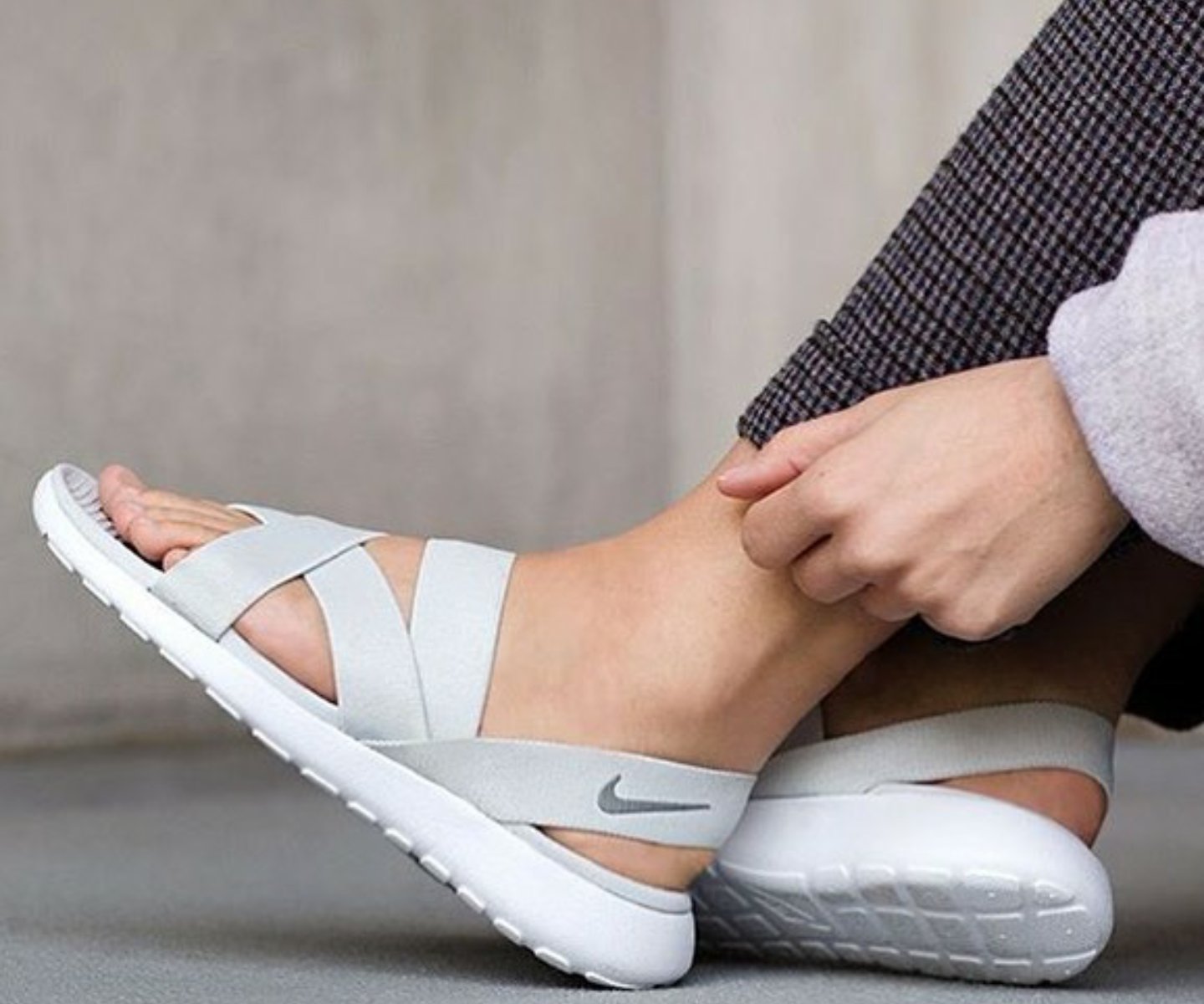 Ahnyoung_preorder Twitter: "Nike Roshe one Sandal Size: 23-26cm ราคา: 4,800฿ ส่งฟรี #AYproducts #มัดจำหรือผ่อนได้ https://t.co/uUdsZm0EBm" Twitter