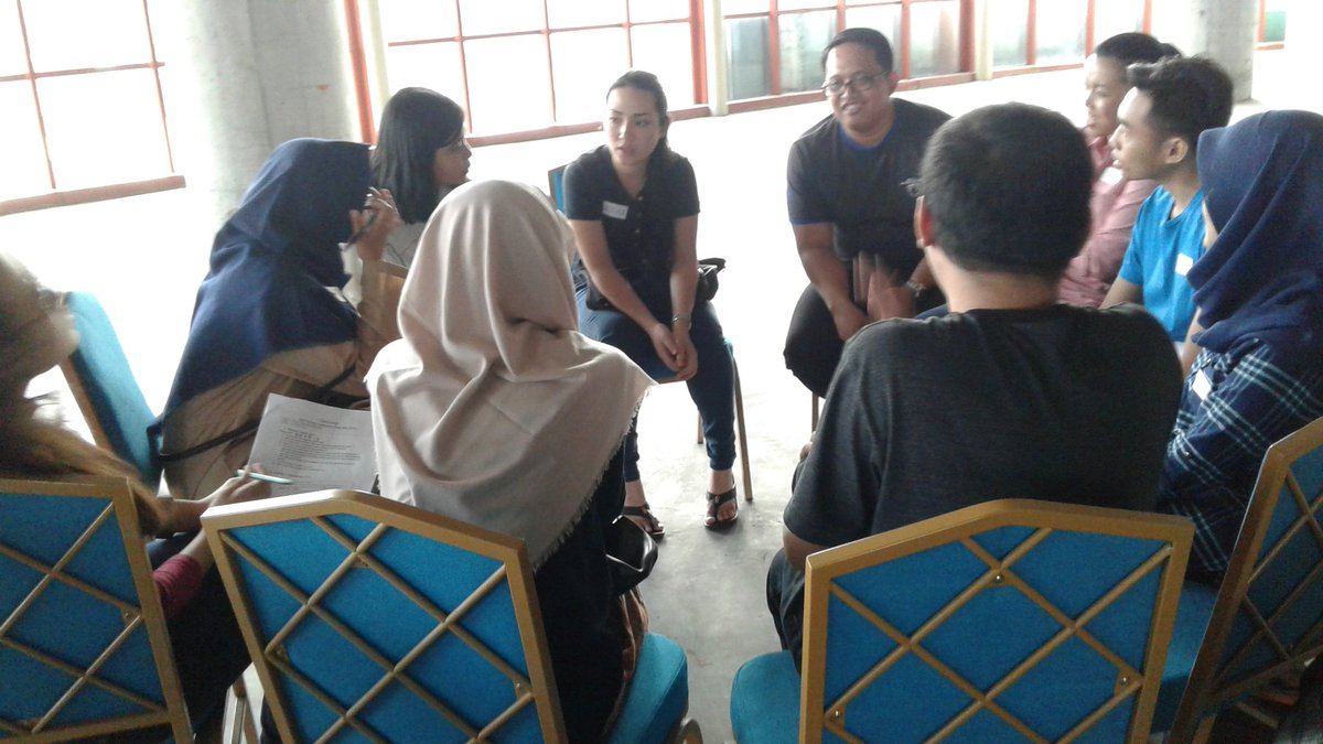 LinguaPod's tweet image. #LinguaPodians small group discussion at @Kuningan_City #TechnologicallyAdvanced