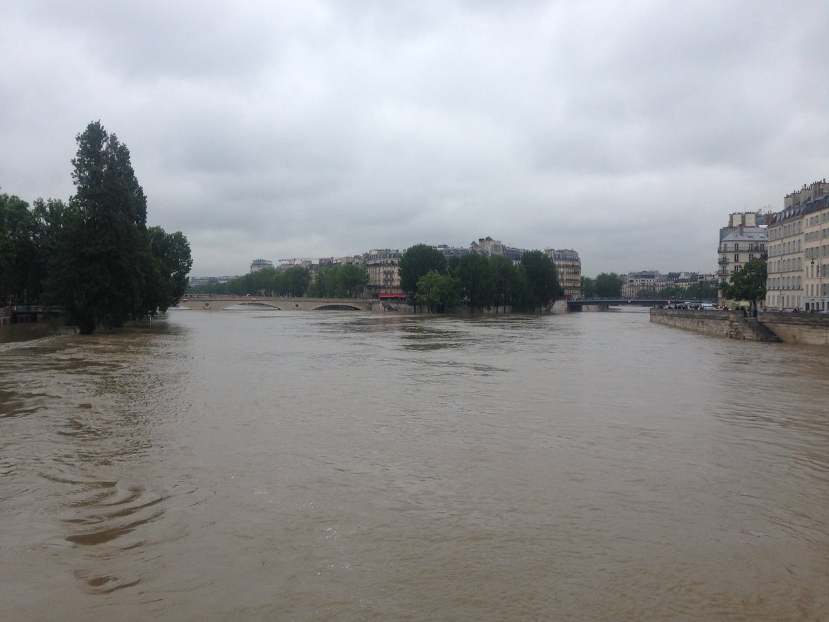 bagengo's tweet photo. Floodings in #paris! https://t.co/3ehv6l8fPJ