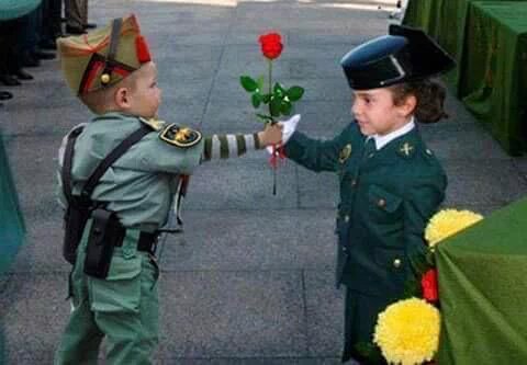 Quien bien te quiere te hará
😊 Feliz
😀 Reír
🙌 Disfrutar
💃Bailar
Si sufres o conoces malos tratos Denuncia
📞062
📞016