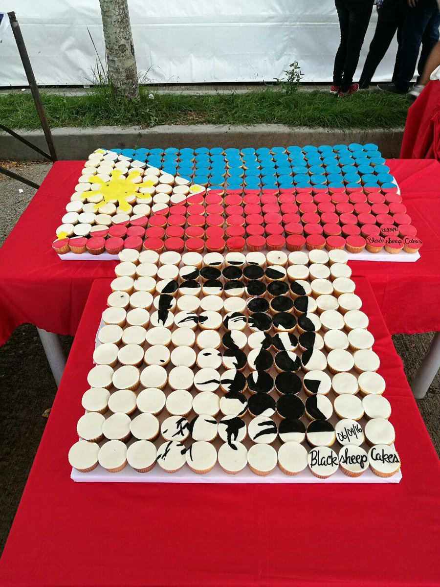 ANCALERTS's tweet photo. A spread of vanilla cupcakes frosted w/ the image of Duterte await VIP guests at his victory party in Davao City. https://t.co/Qrkw4MsYRv