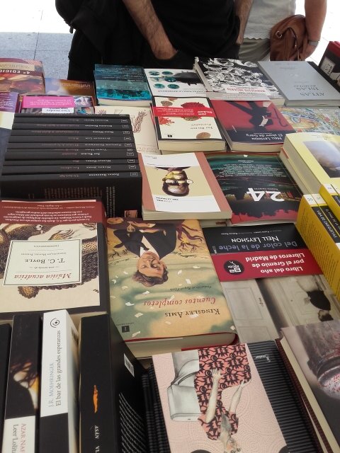 Aukido's tweet photo. #otroprisma #libreras #iruña sale el sol en @katakrak54 #plazadelcastillo https://t.co/a9JZSDbByR