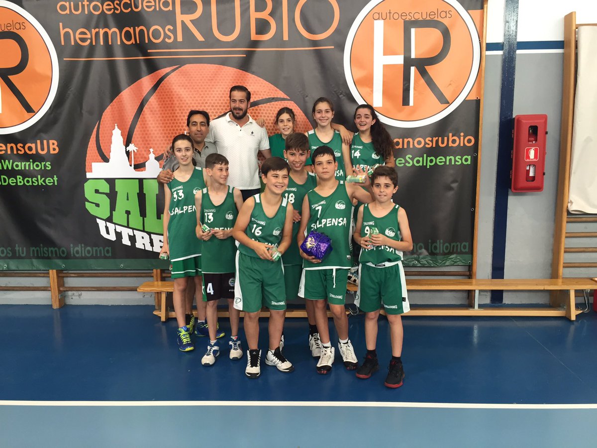 SalpensaUB's tweet photo. Final del primer partido de la mañana con victoria del CB El Coronil por 26-33. Enhorabuena a los Campeones!!! https://t.co/suHBI5FPcE