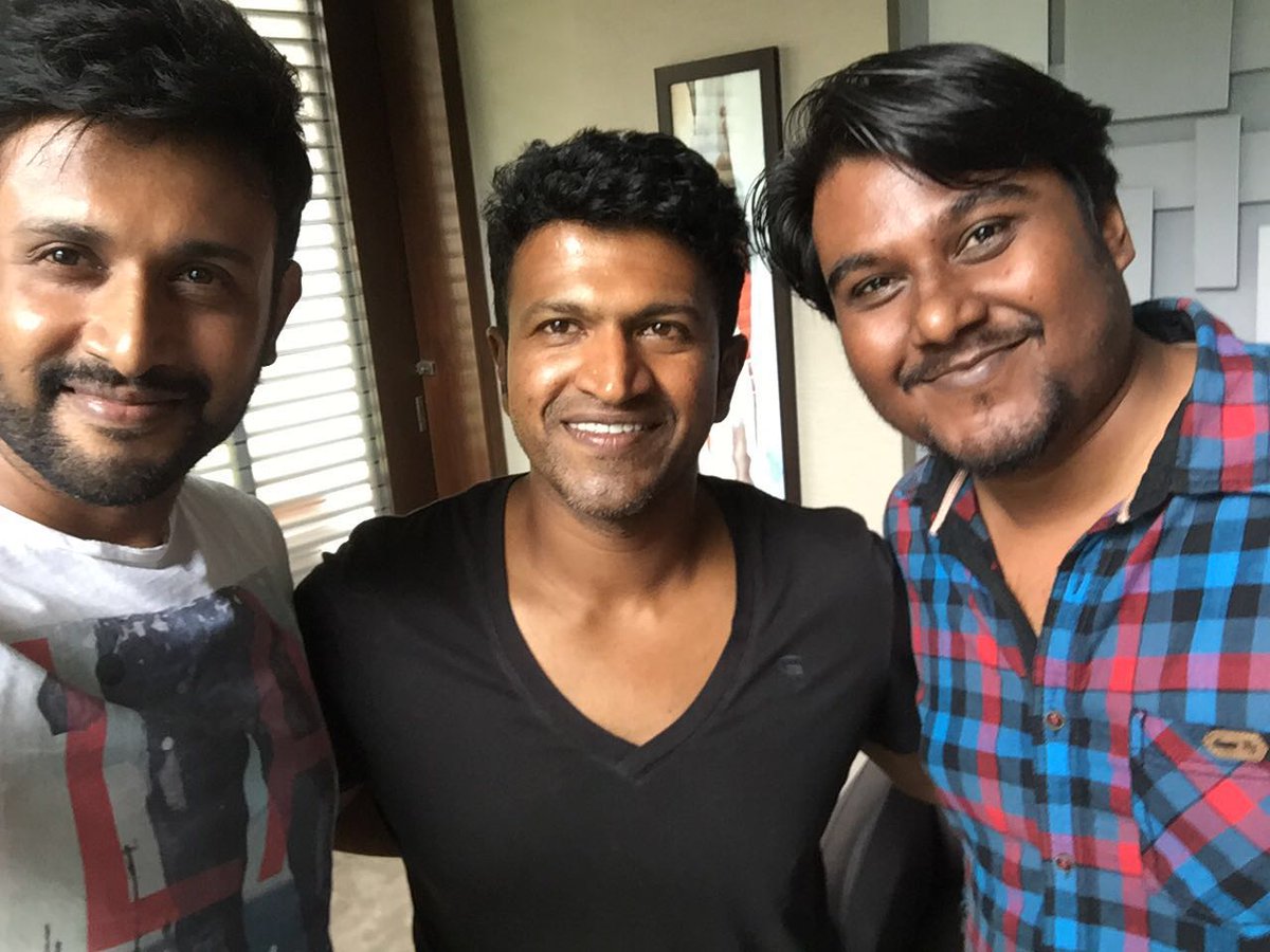 NamCinema's tweet photo. "ಕರ್ವ" ಸಿನಿಮಾ ನೋಡಿ ಖುಷಿಪಟ್ಟ ಪವರ್ ಸ್ಟಾರ್

@tluck14 @rockstarohith @PSPRFC https://t.co/ByCgxhBifU