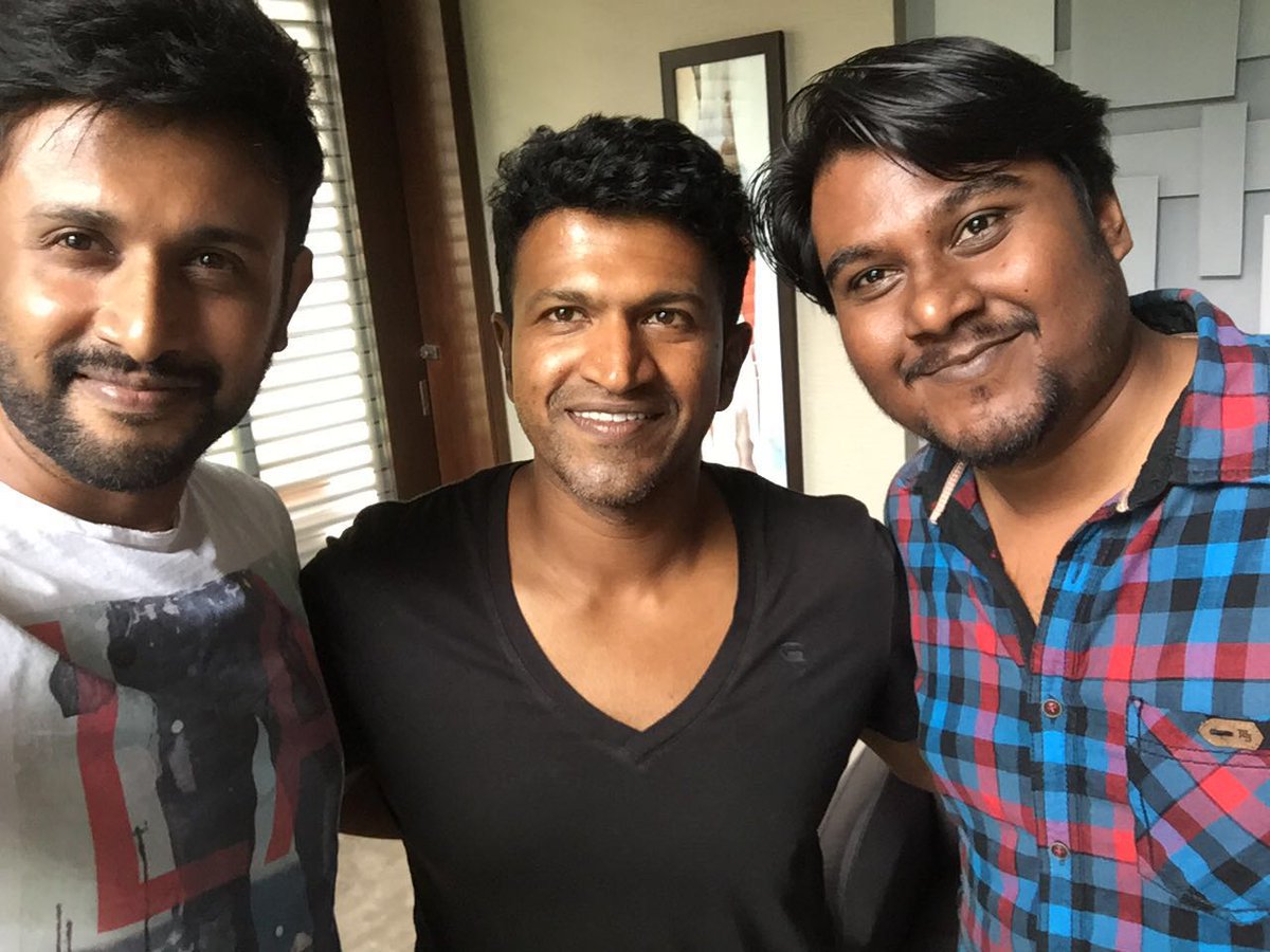 NamCinema's tweet photo. "ಕರ್ವ" ಸಿನಿಮಾ ನೋಡಿ ಖುಷಿಪಟ್ಟ ಪವರ್ ಸ್ಟಾರ್

@tluck14 @rockstarohith @PSPRFC https://t.co/ByCgxhBifU
