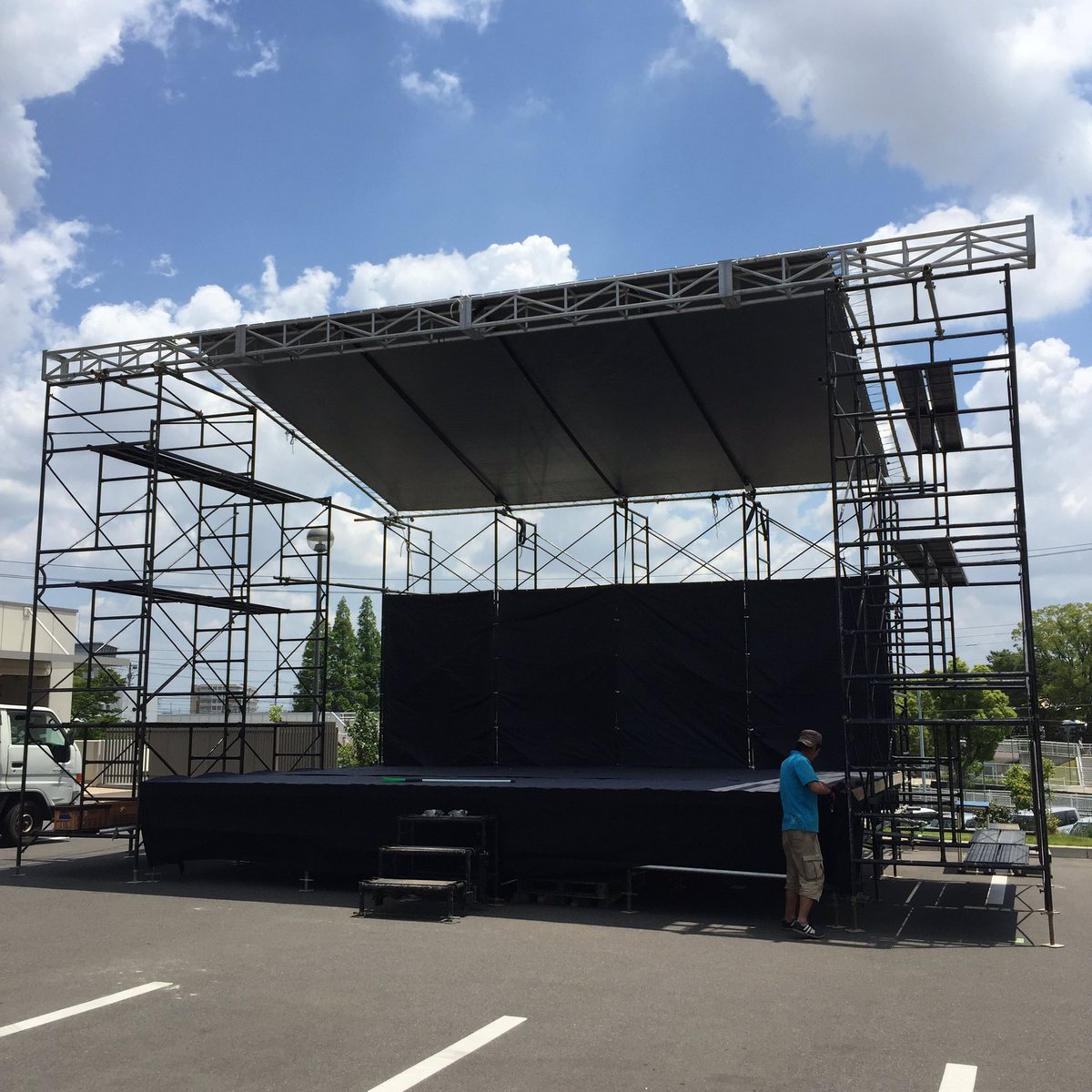 株 サリューズ イベント設営 レンタル No Twitter 刈谷 ステージw4k D3k H1000 屋根付き5 2m 階段 上手 下手 正面 付き ステージ背景 黒シート ケコミ 黒布 設営しました