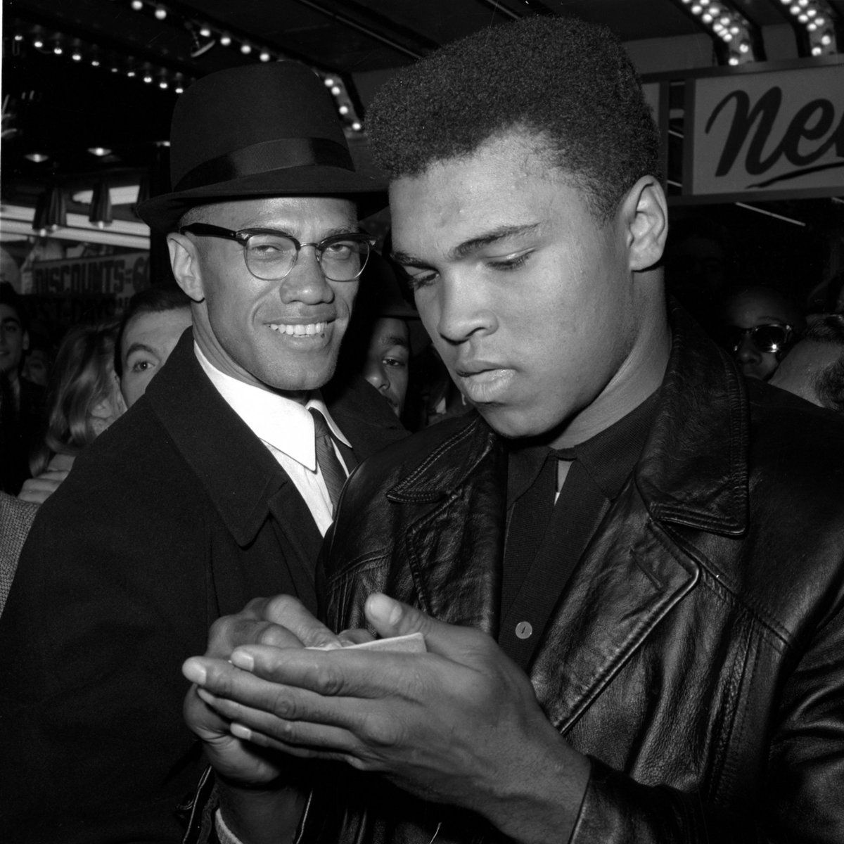 View the #MuhammadAli photos that left an indelible mark in history bit.ly/1U11zcN?utm_me… https://t.co/BeYbGuu5E8