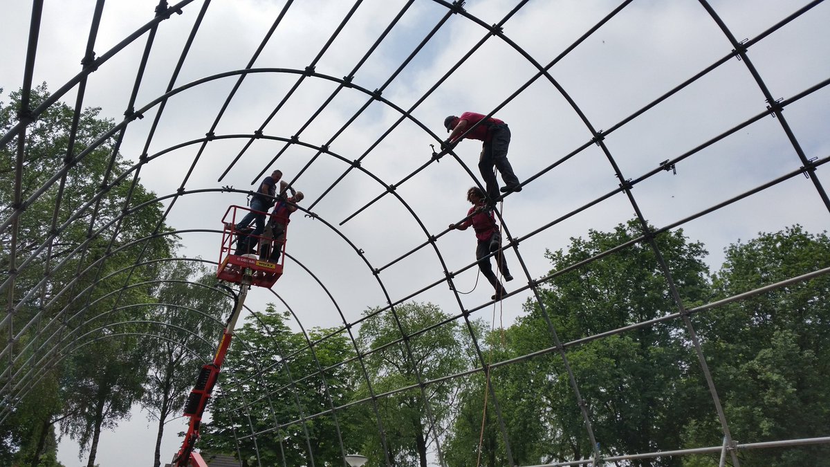 HeezeLeende24nl's tweet photo. Ook @deoudeambachten bouwen veilig aan de tent voor de #brabantsedag #heeze #wagenbouwers #wateendag https://t.co/ytQoyr5ctU