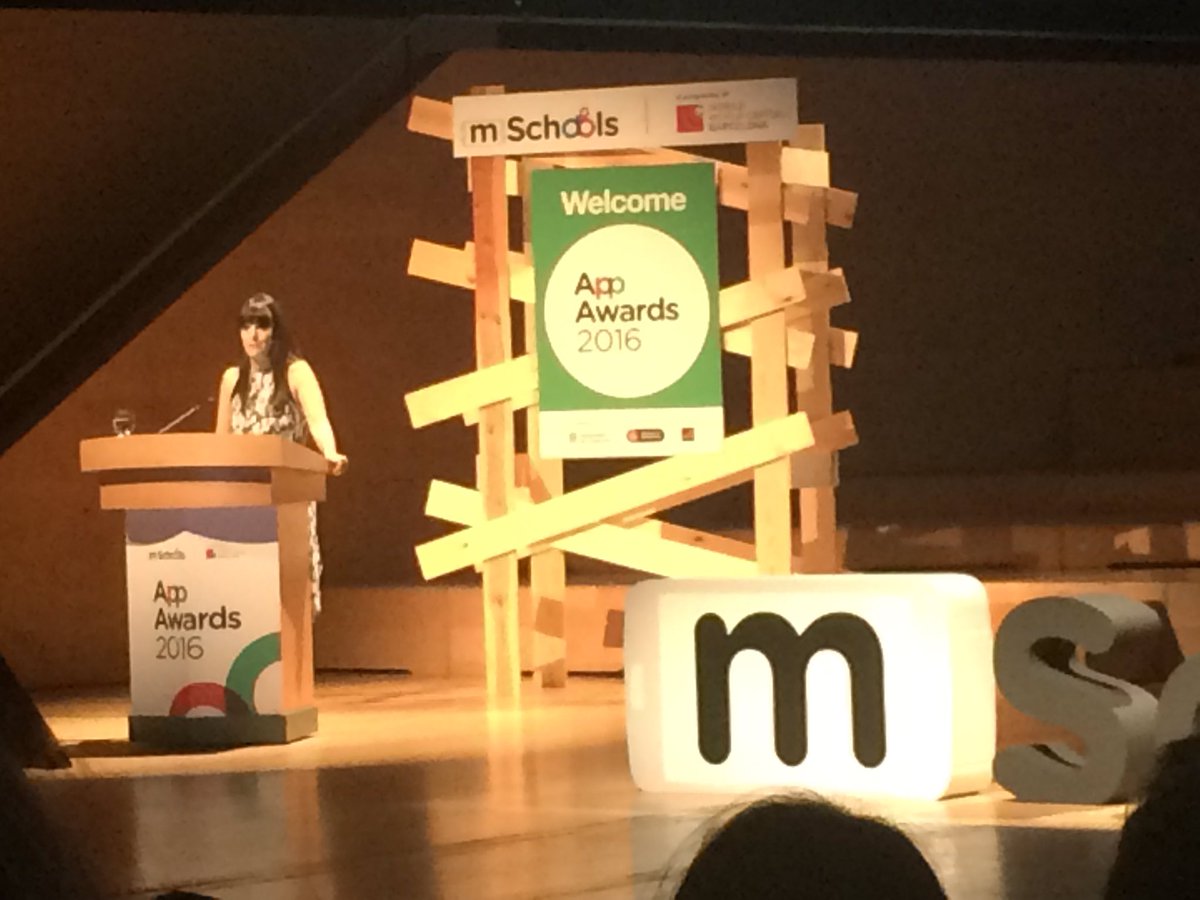ArturColl's tweet photo. La @GinaTost presentant la cerimònia dels #AppAwards2016 #mSchools 😱 https://t.co/jKxzb0W1Wh