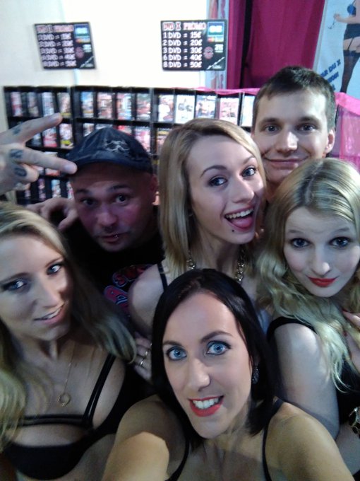 Sur le stand @sweetprodX avec toute l'&eacute;quipe 😚😝 @Alexia_Chuck @tonycaliano , blondy et Alex 💋💞 Stand<a class="tags" href="/tag/sweetprodx">@sweetprodx</a><a href="/tag/kisses"class="tags"><span>#kisses</span></a><a href="/tag/rt"class="tags"><span>#rt</span></a><a href="/tag/lifeisbeautiful"class="tags"><span>#lifeisbeautiful</span></a>