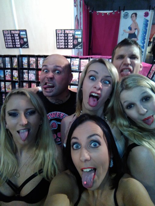 Sur le stand @sweetprodX avec toute l'&eacute;quipe 😚😝 @Alexia_Chuck @tonycaliano , blondy et Alex 💋💞 Stand<a class="tags" href="/tag/sweetprodx">@sweetprodx</a><a href="/tag/kisses"class="tags"><span>#kisses</span></a><a href="/tag/rt"class="tags"><span>#rt</span></a><a href="/tag/lifeisbeautiful"class="tags"><span>#lifeisbeautiful</span></a>