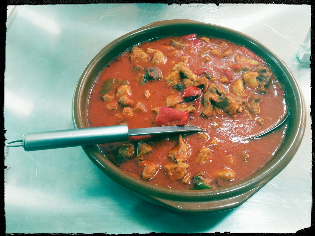 asaderolis's tweet photo. Magritte. 

#meat #elche #tomate #pimiento #sabado https://t.co/7o7mSm8FwD