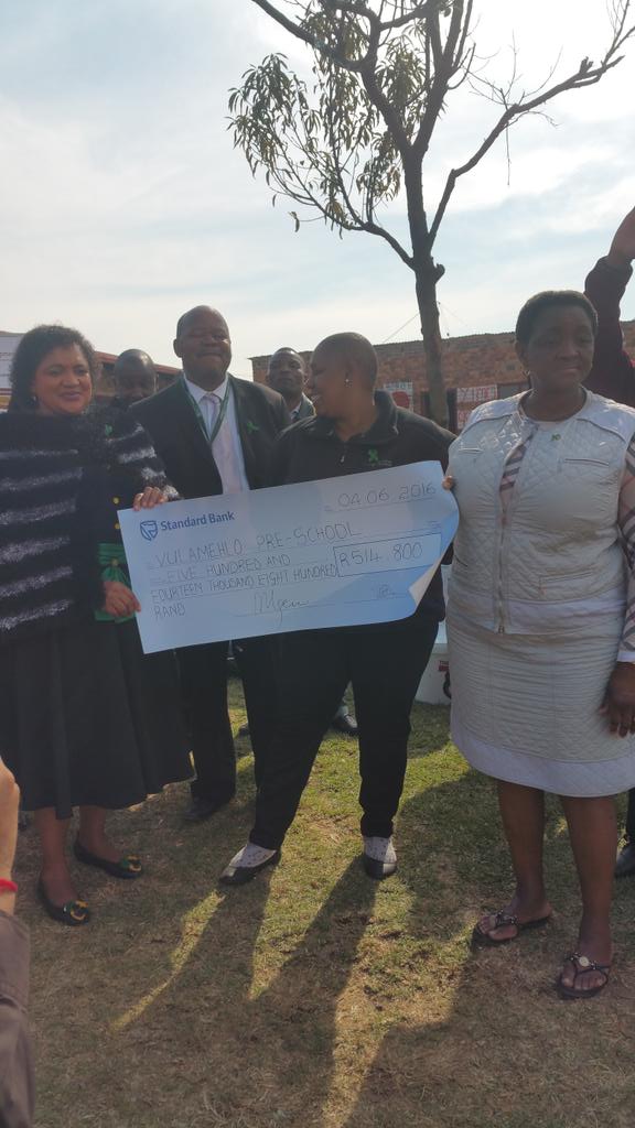SAgovnews's tweet photo. Min Dlamini hands over a cheque of R514 000 to Vulamehlo Pre-Primary School #ChildProtectionWeek2016 https://t.co/rIp2TLDdiB