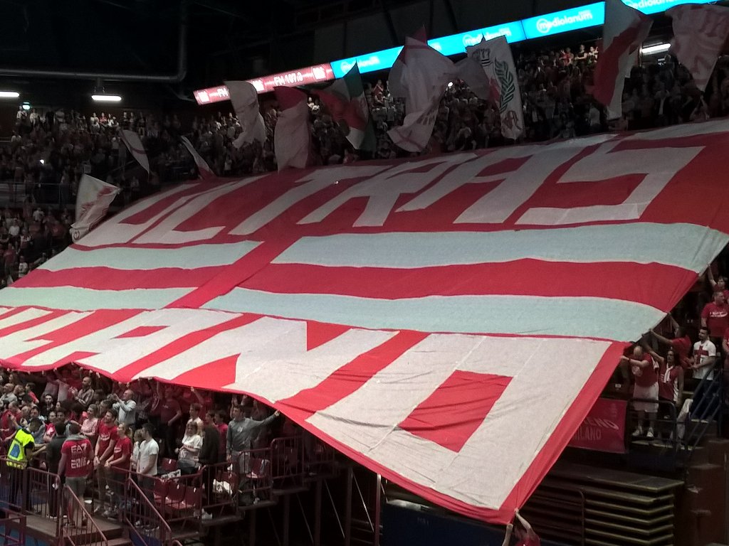 d_valsecchi's tweet photo. @OlimpiaEA7Mi #AllinRed #MilanoReggio Gara 1 https://t.co/NE2racR5cz