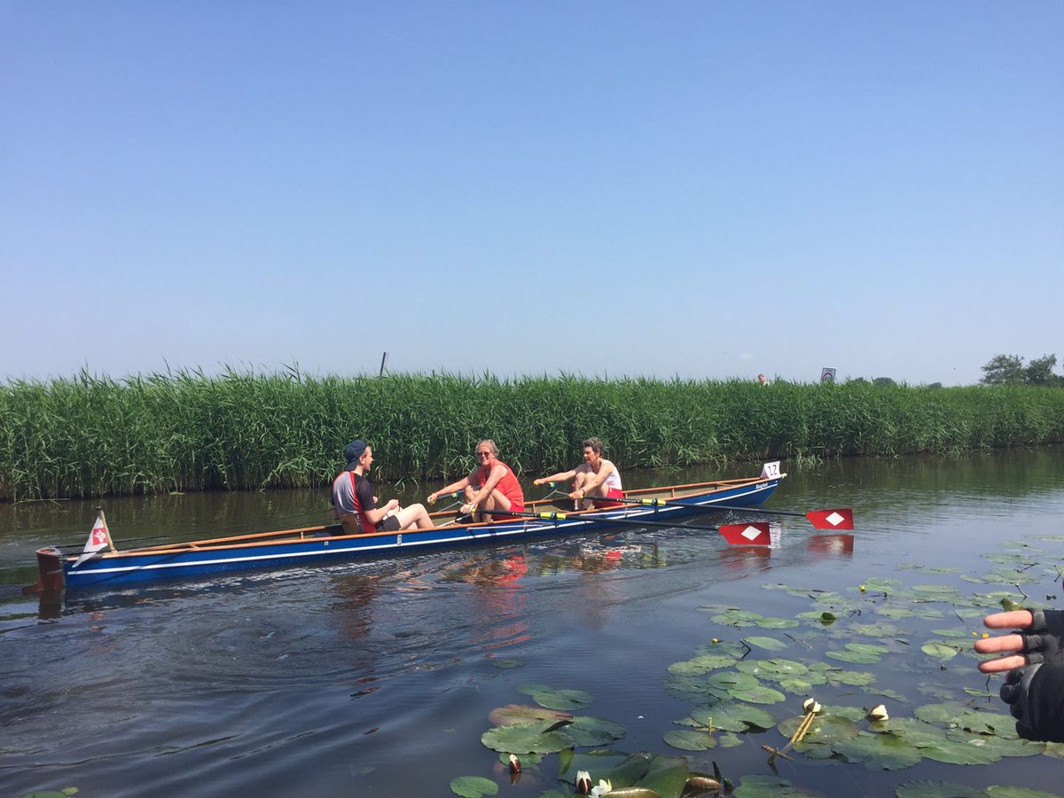 Vandaag organiseren we voor de 20e x de Noord-Holland Tocht; 70 km roeimarathon. De meeste boten zijn nu halverwege.