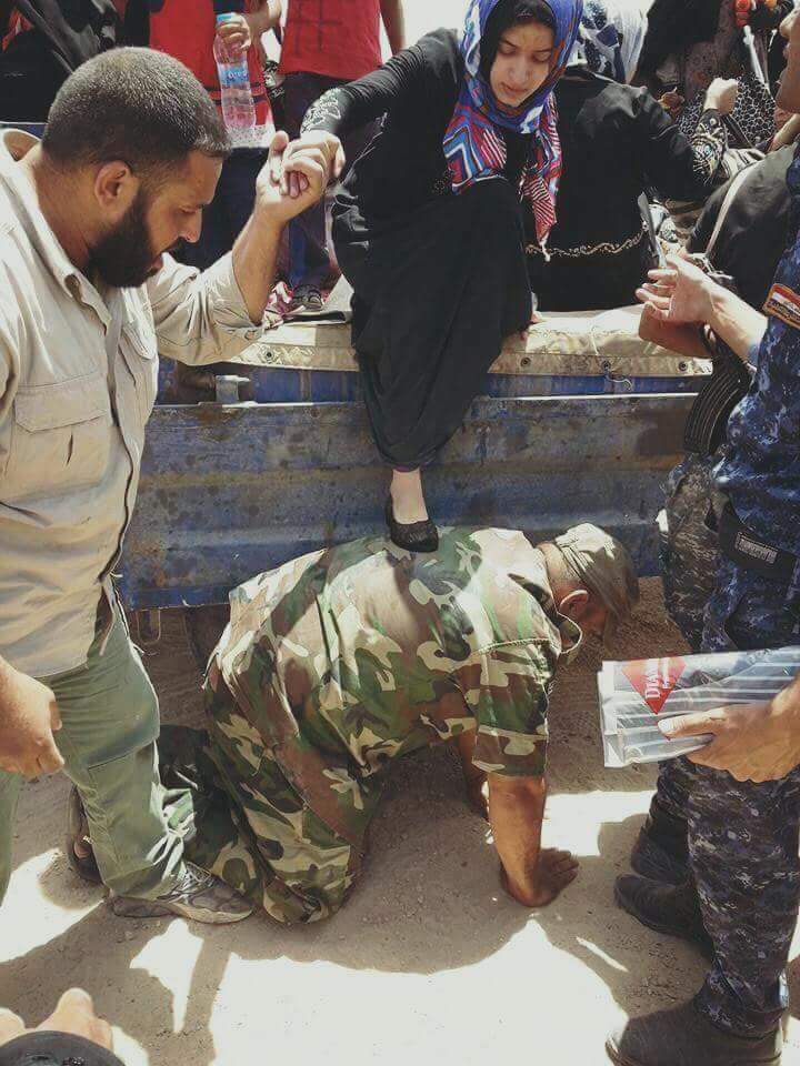 AYooBiQ2's tweet photo. اخلاق الحشد و الجيش والشرفاء محد يشاركها بس لو طائ��ية جان الدنيا انگلبت
#الفلوجة_تتحرر
#الفلوجة_محررين_لامعتدين https://t.co/tmYUAoNhdr