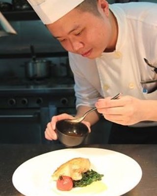MarriottSG's tweet photo. #InTheKitchen Chef William, meticulously adding some final touches on one of his dishes.
#IconicSG #PoolGrill https://t.co/0vM6utxHkH
