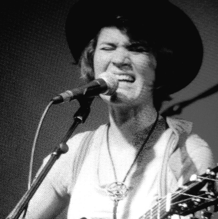 gigdiggr's tweet photo. Onya @kellymenny! Beautiful set tonight @TheGovHindmarsh. #gigdiggr https://t.co/7dksRnRaIA