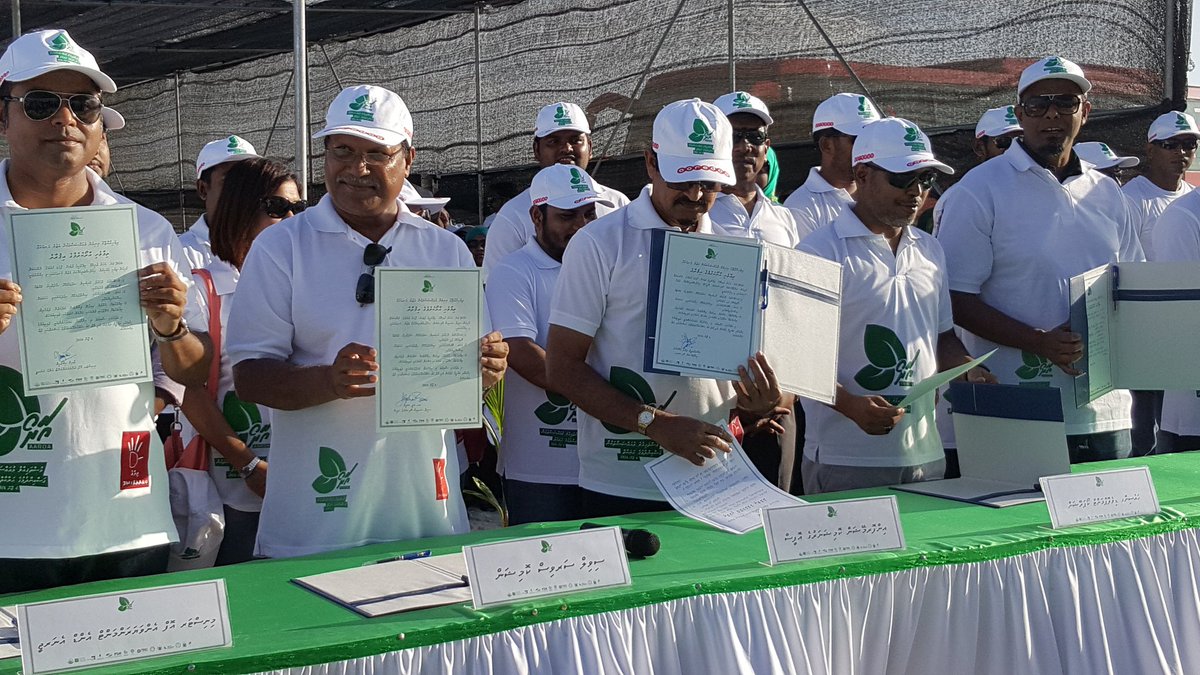 Heads of all participating offices signing the pledge
#aaroa #4thofjune #maahefun #15institutions