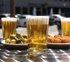 La hora perfecta para tomar una refrescante caña, o tinto de verano o lo que prefieras.
¡ No te lo pienses !