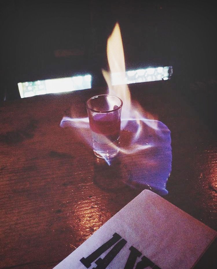 AYI_PUB's tweet photo. Cumartesi için çok tehlikeli shotlarımız var bizim. Kendine güvenenleri ön saflara bekliyoruz.🔥🔥🔥#alsancak https://t.co/evBDhcapdO