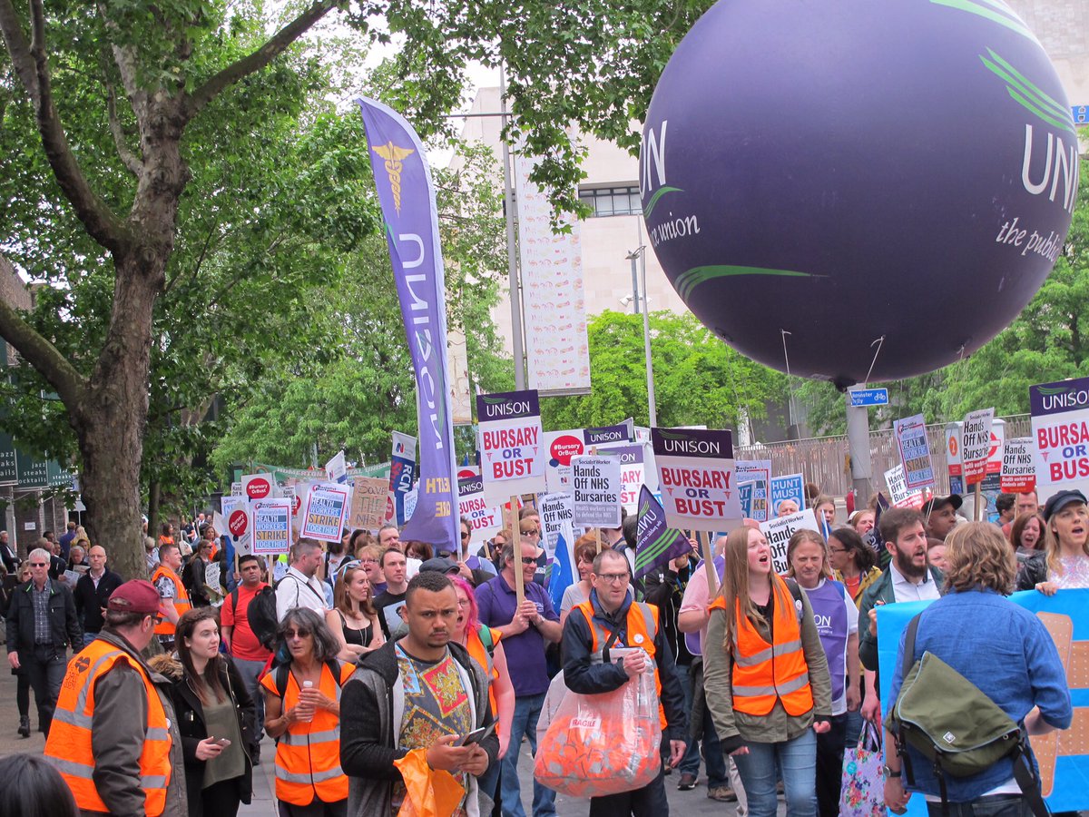 keepnhspublic's tweet photo. Anger/solidarity #juniordoctors/unions/campaigns @ #BursaryOrBust demo demanding end to Govt attack on NHS students https://t.co/yvA3iMWy4N