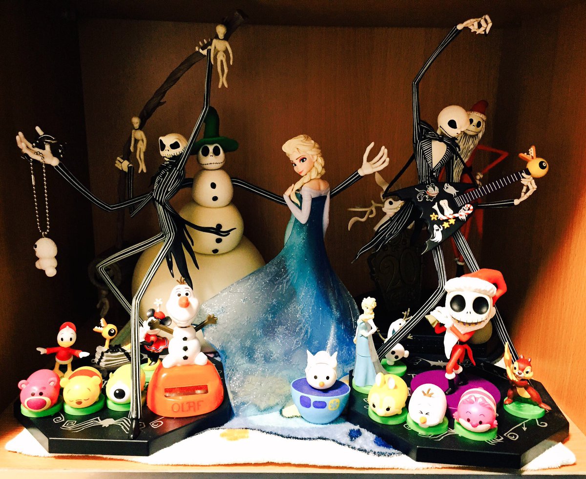 すくらんぷ 16枚目ビンゴ終わったー ヾ ﾉ もう2時過ぎなのか 15枚目難しすぎて 一列も ビンゴできてないけど 笑 チョコエッグはとりあえず ジャックコーナーに飾った 増えたらまた場所考えよ ツムツム棚