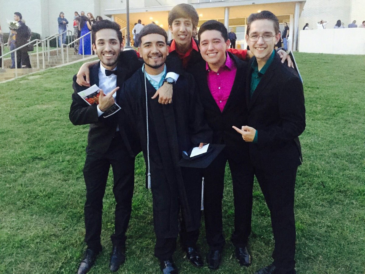 lTSMEMARlO's tweet photo. Yesterday was surreal. I'm a Senior now along with many, but IDK if I can handle next year without some of you. 💙 https://t.co/MYU1jre0MZ