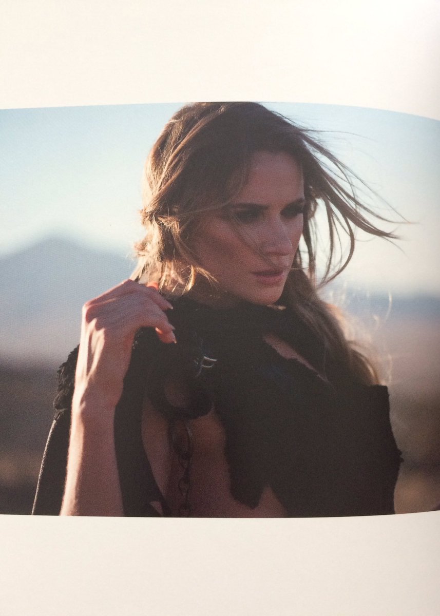 MarieClaudeC's tweet photo. Girlcrush 😍 @TheRealShantel @GrayCard_  #coffeetablebook https://t.co/j1j94ind7H