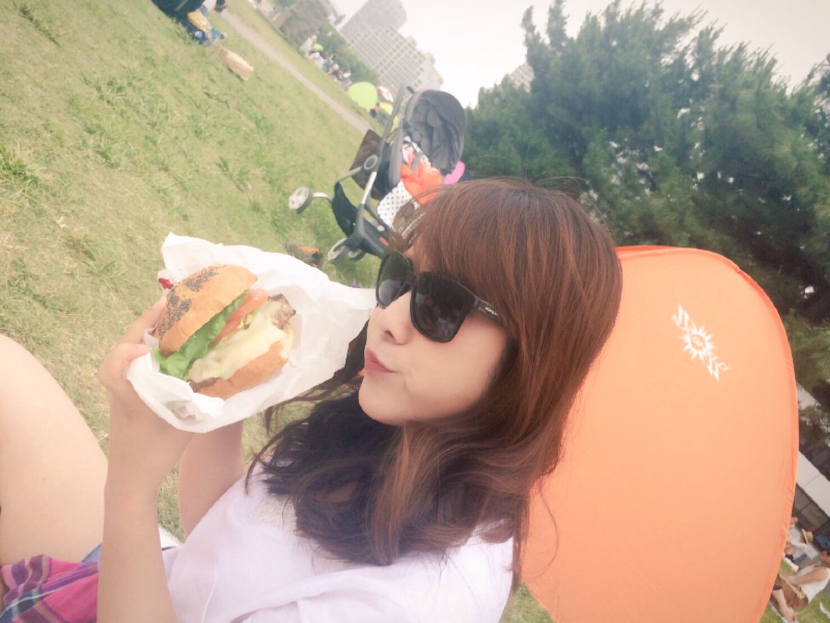 ayaka1012ito's tweet photo. 今日はピクニックしましたよ♡外で食べるのは気持ちがいいですね！！良い休日♡明日の朝は9時から旬菜ナビ見てくださいね◡̈ https://t.co/m5R0Z1P9EQ