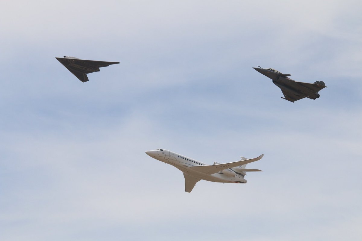 BOECKLERFred's tweet photo. Breaking!World premier!An UCAV in flight during a show!Awesome!Higher Together!Proud of Dassault Aviation Great job! https://t.co/my28cg1uEN